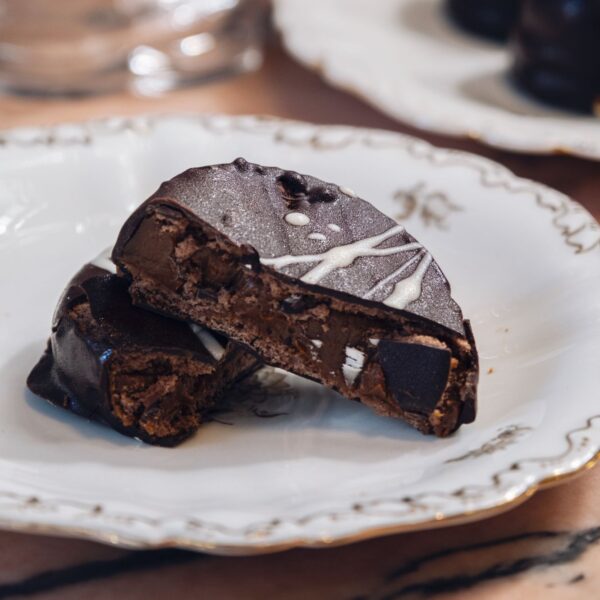 alfajor-negro-dulce-leche-bristol-cafe